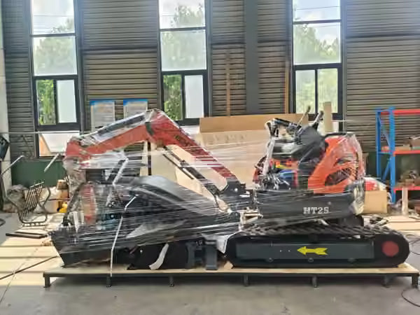 Mini-pelle Hightop HT25 terminée à l’usine, protégée et prête à être enfermée dans sa caisse de transport